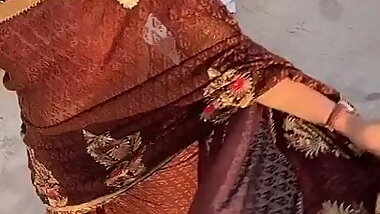 Slutty desi big round ass in saree