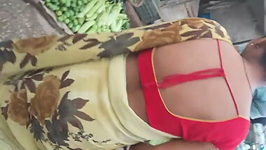 Sexy blouse me peeth dikhati hui desi bhabhi