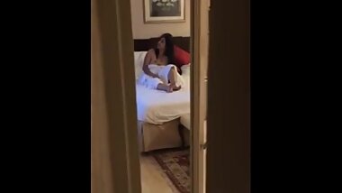 desi Wife flashing her boobs to room service boy Dare