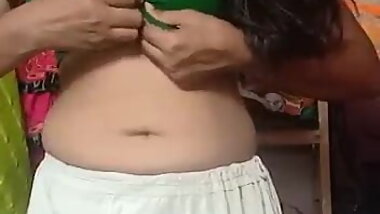 tamil ponnu saree remove