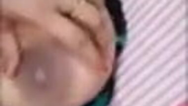 Bhabhi Doodh nichodti huyi husband feed
