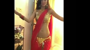 Desi sexy navel babe Naila nayem hot dance