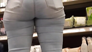 Indian chic phat ass in tight jean