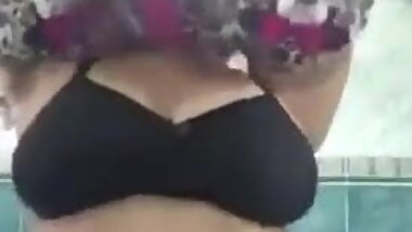 Desi bhabi show her big boob