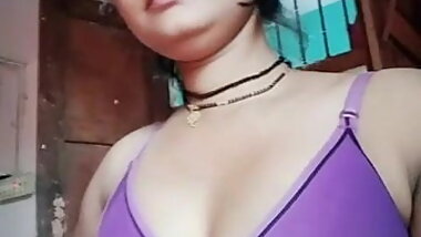 Super Hot Look Desi Cheating Wife Record Nude Selfie4