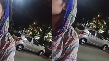 Call girl on Delhi metro station