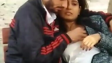 Hot Look Desi Girl Blowjob In Park