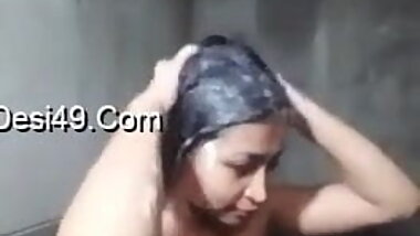 Sexy Desi Girl Bathing