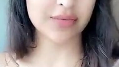 Hot chick makes video in shower