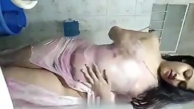 Desi bhabi nahate hue