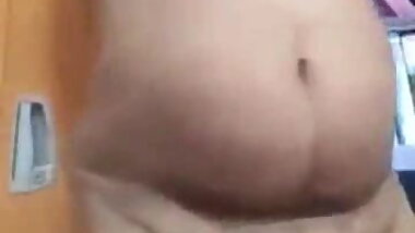 Desi bhabhi put brinjal into pussy