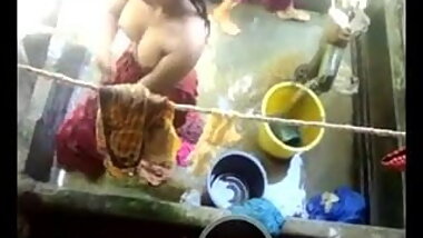 Desi Indian Gir Bathing Full Nude Boobs Showing