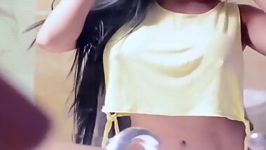 DESI MODEL SHOWS HER EROTIC BODY