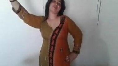 Pakistani shumaila dance in Karachi city