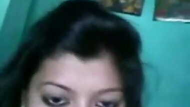 Hot Indian Bhabhi Reena showing her boobs