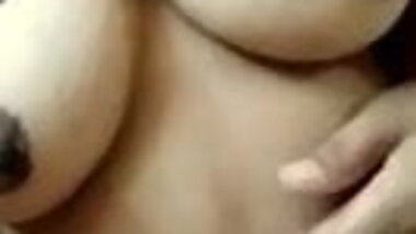 Desi bhabi shows her big boobs