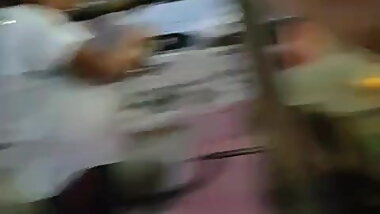 Desi gadrayi aunty ka mast peeth in saree hot blouse