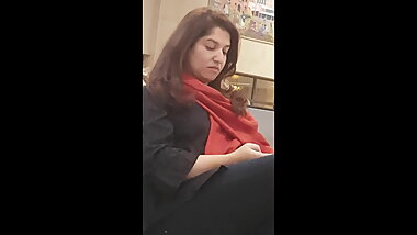 Pakistani MILF noticed Candid Camera , nice feet faceshot