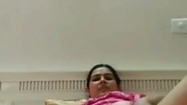 Desi indian bhabhi showing boobs and fingering in pussy