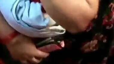 Chikni gori desi bhabhi ka cleavage