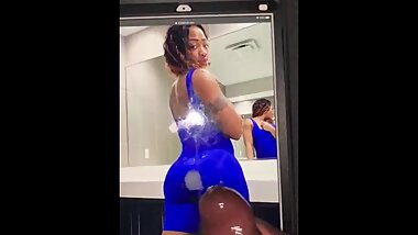 Cumming on iamxdesiТs juicy booty