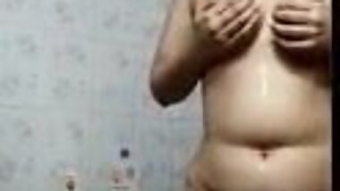 desi Young girl bathing selfie
