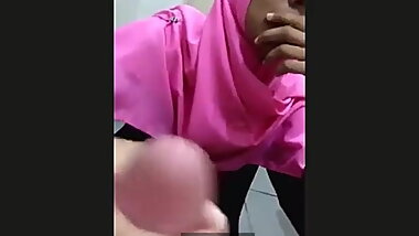 Desi hijab girl suck her boyfriend dick