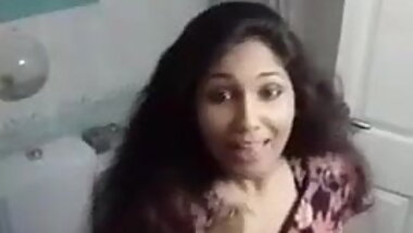 Desi girl showing boobs to bf