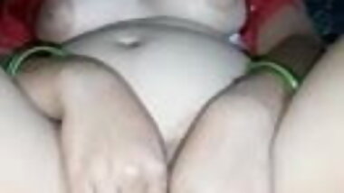 Tamil aunty akle me apni chut and boobs dekathi