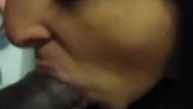 Desi gf sucking very hoti