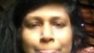 Desi aunty boobs showing