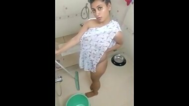 Desi sex hungry Indian women taking bath