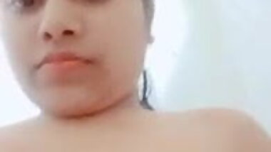 Desi Girl showing her bib boobs