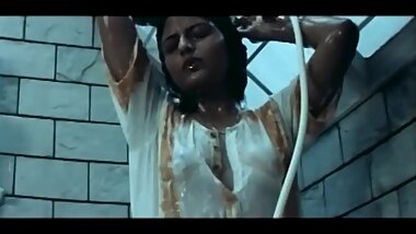 Actress bathing nipple show