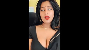 Showing big boobs hot beautiful girl