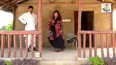 Desi Bhabhi has funny affair in fields